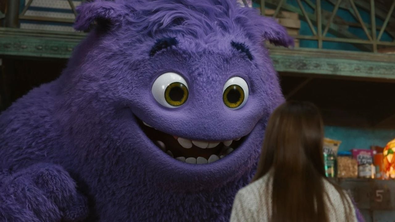 Внезапно Би (Кайли Флеминг) может увидеть воображаемых друзей других детей - в том числе неуклюжего плюшевого гиганта Блю фиолетового цвета.